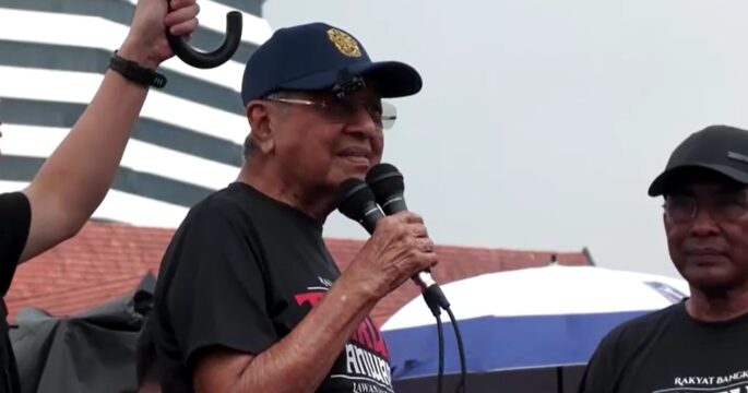 Mahathir Mohamad joins rally against Anwar Ibrahim