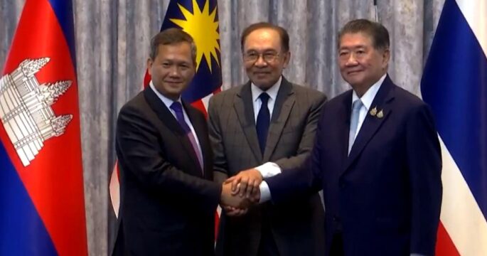 Thailand-Malaysia-Cambodia PM shake hand