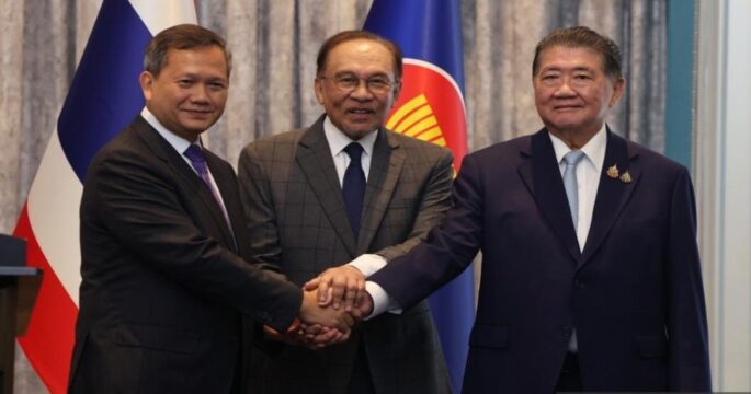 Thai-Cambodia-Malaysia leaders holding hands