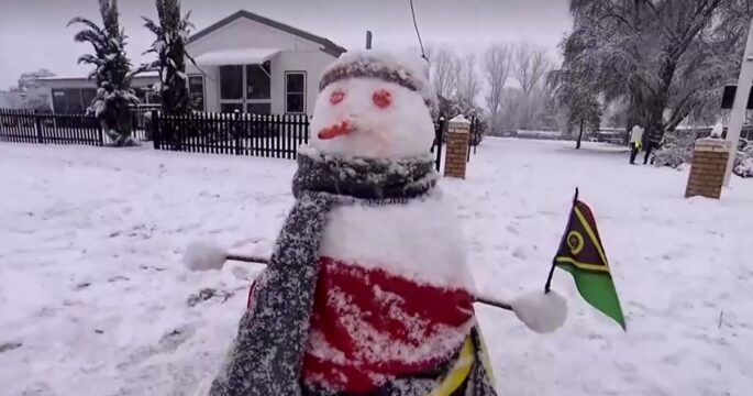 Visitors travel to New South Wales town to experience heavy snowfall