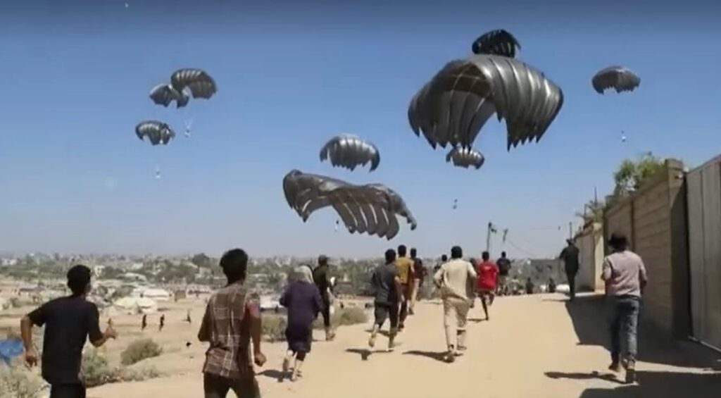 Displaced Gazans run for airdropped aids