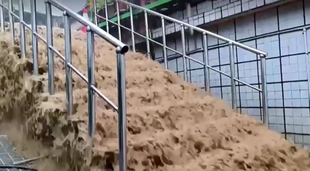 Heavy rain batters southern Taiwan 