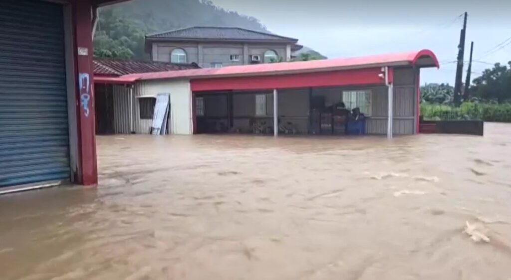 Heavy rain batters southern Taiwan 