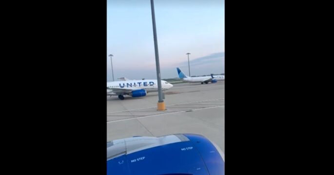 Eyewitness captures grounded United Airlines aircrafts on tarmac during technology glitch