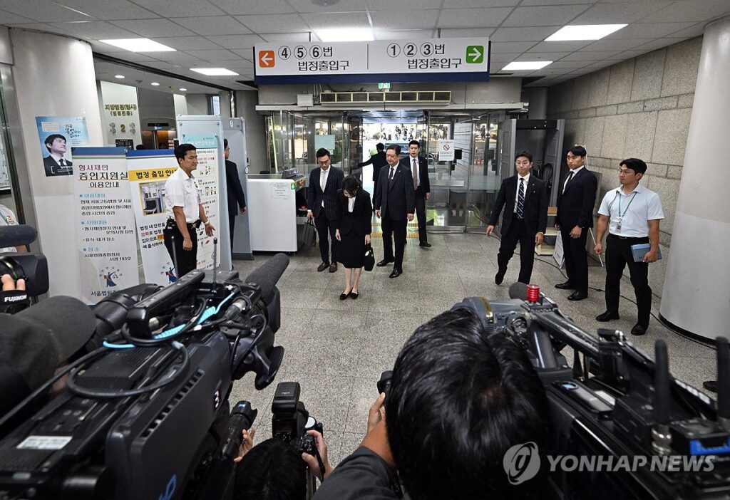 South Korea's former First Lady bows while arriving court cr.Yonhap