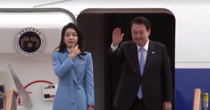 South Korea Leader and wife at Presidential plane Apr 2023