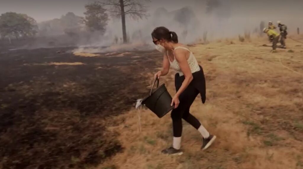 residents in Galicia battle wildfire to save their houses