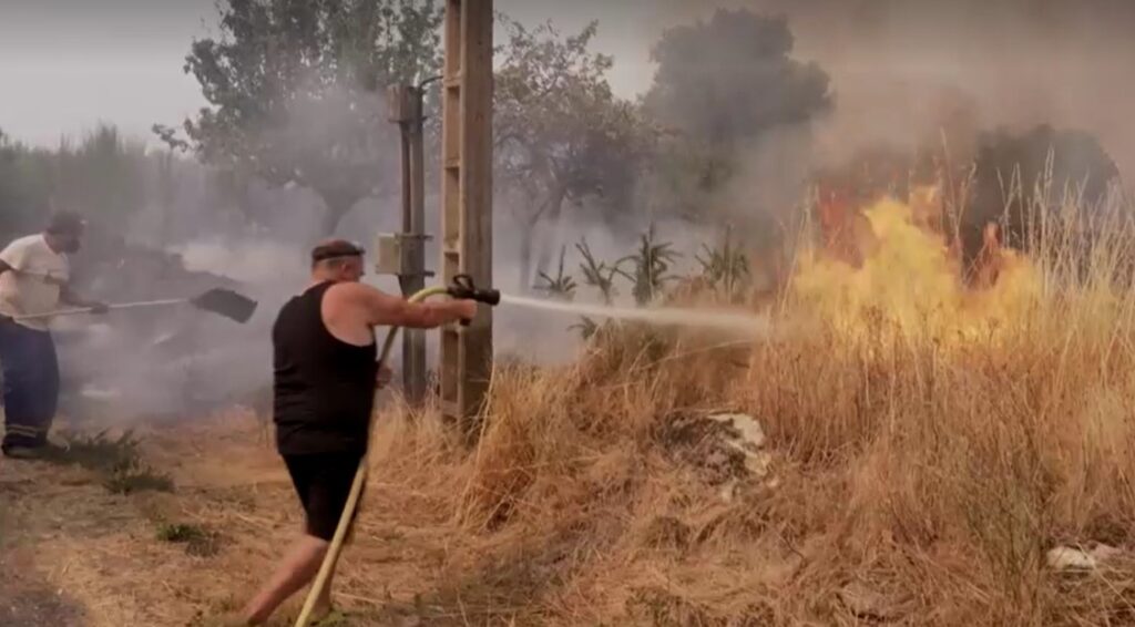 residents in Galicia battle wildfire to save their houses