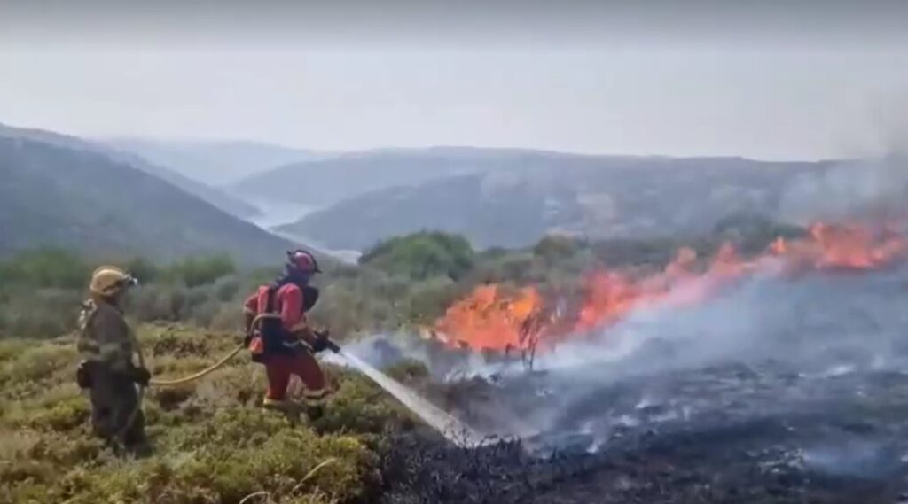 Spain fire workers contain wildfire