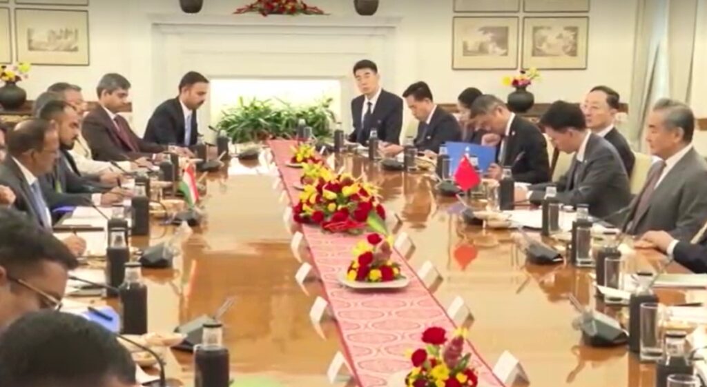 Chinese, Indian representatives meet in New Delhi to discuss border