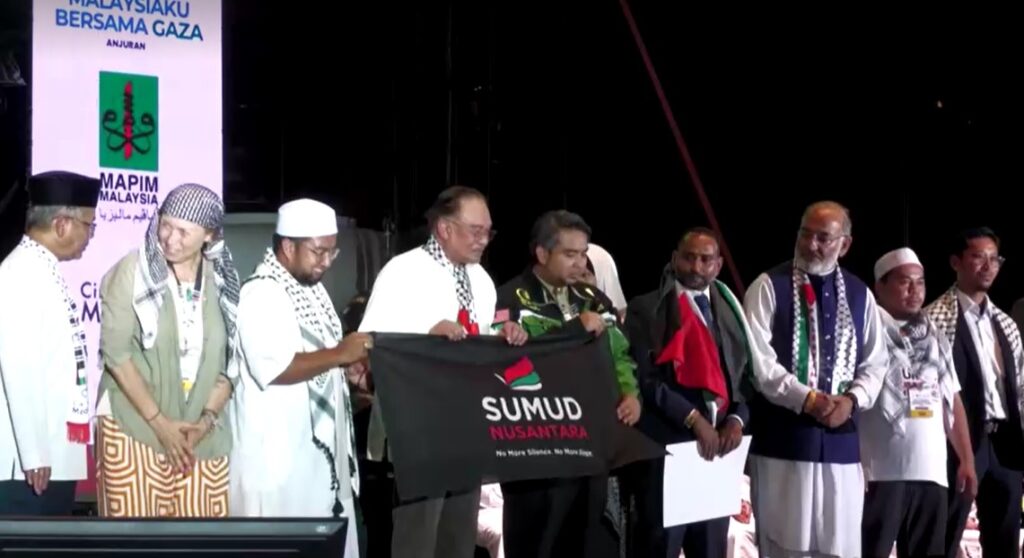 Malaysian PM flagged off the 2025 Sumud Nusantara Convoy for the Gaza Flotilla