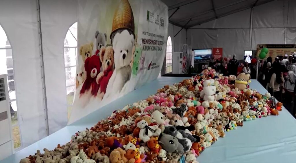 Teddy bears in the formation of the Palestinian State map