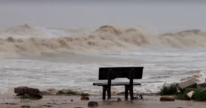 Typhoon Kajiki lashed Vietnam with 9.5 m wave