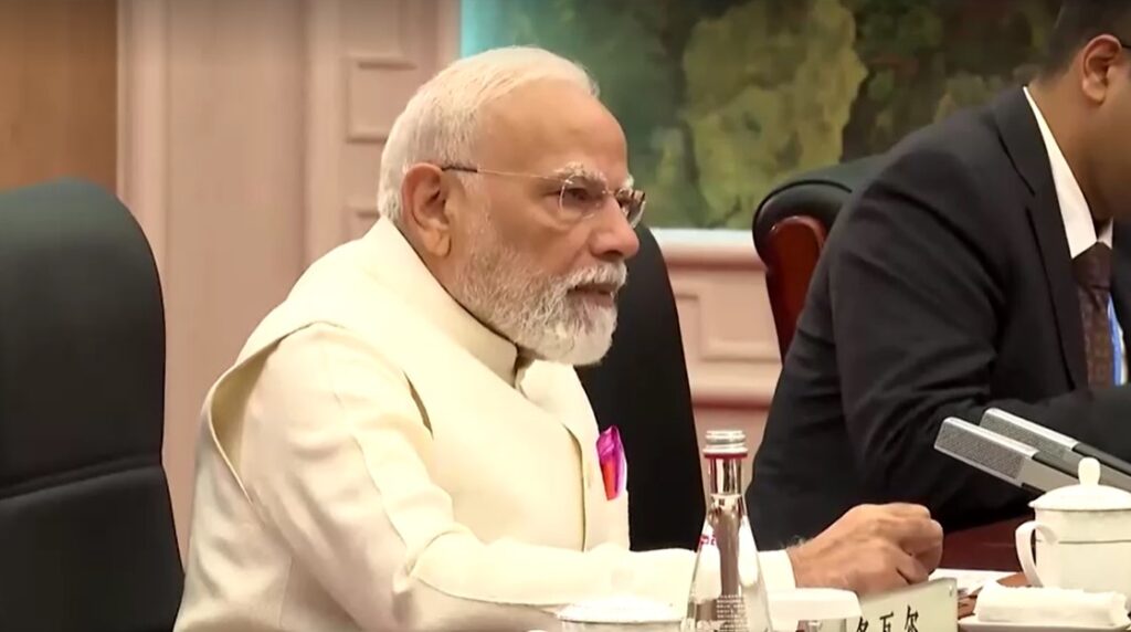 Narendra Modi in talking with Xi Jinping in Tianjin