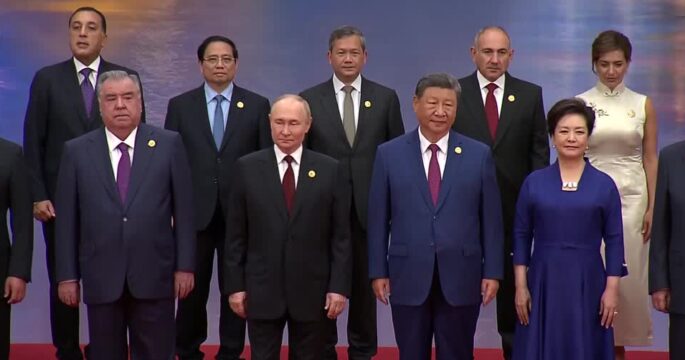 Leaders take family photo at SCO Summit in China's Tianjin