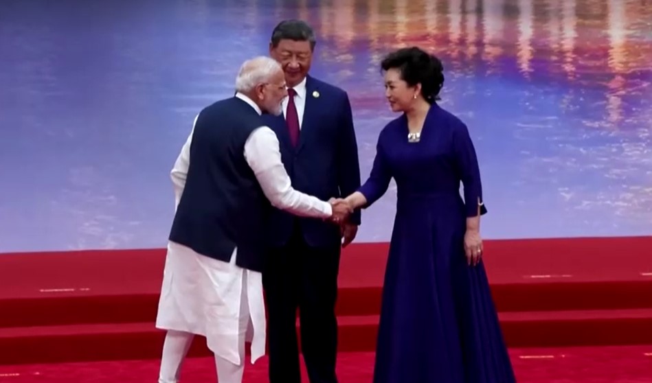 Modi shakes hand with Xi's wife