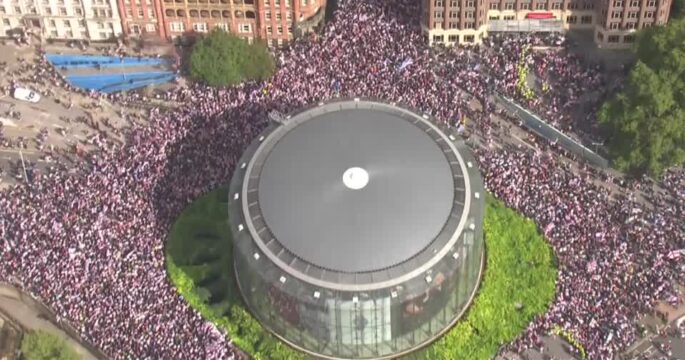 Aerials over central London as thousands march in anti-immigration rally